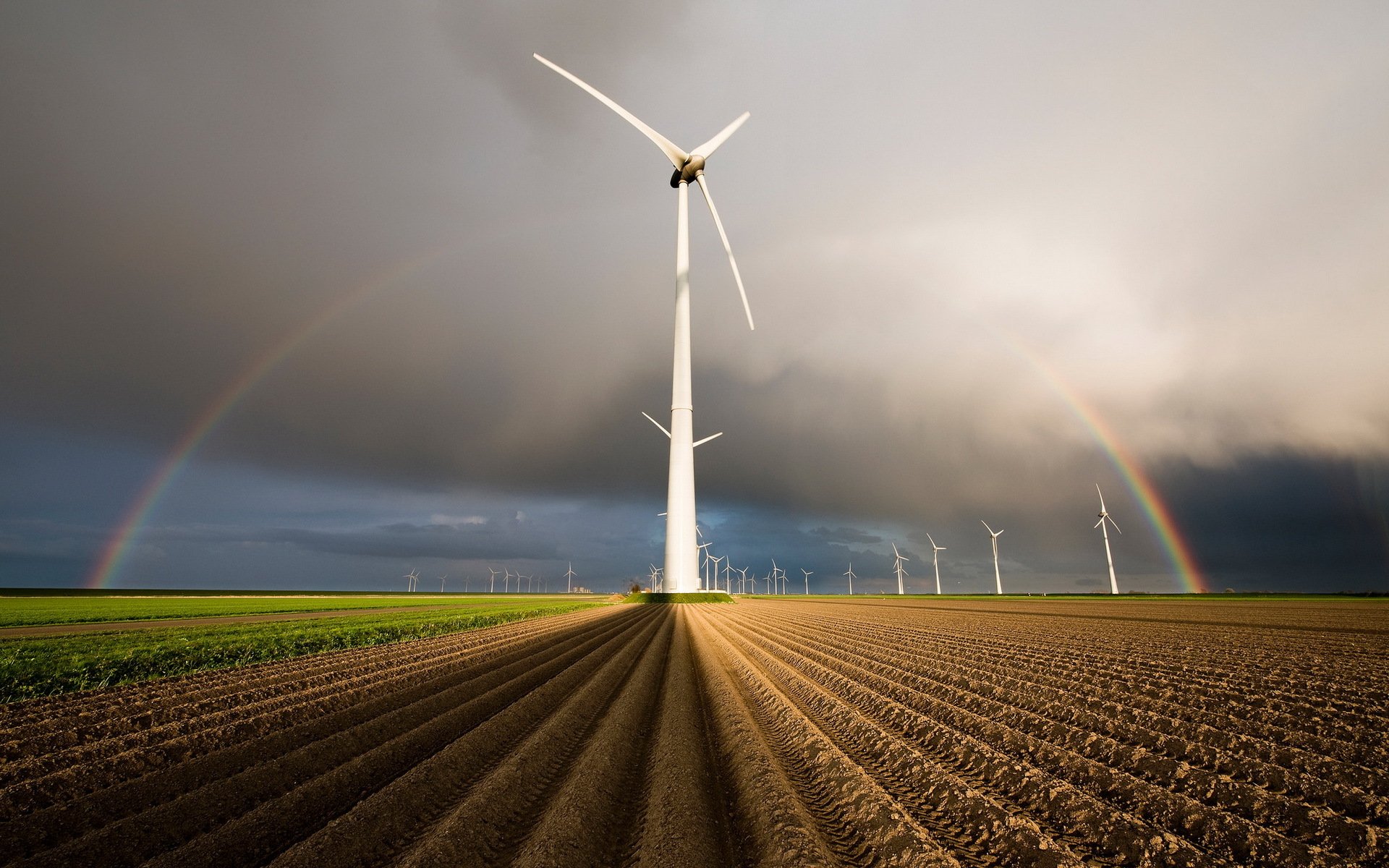 поле ветряки радуга