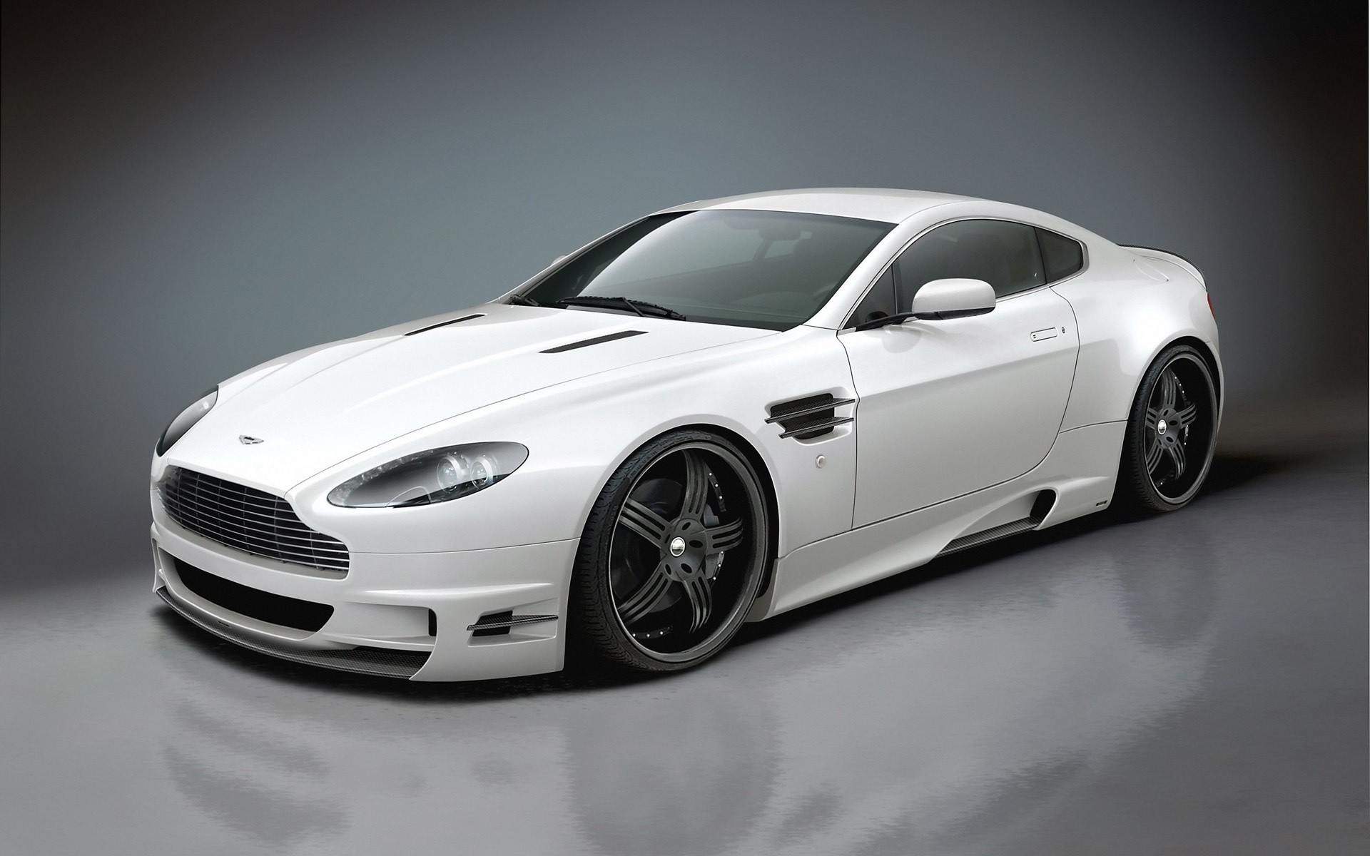 aston martin auto auto räder automobil schnell coupé schwarz limousine mittags transportsystem bürgersteig aston martin vantage