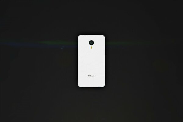 Белый смартфон на черном столе