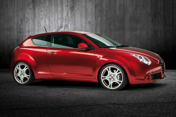 Voiture rouge alfa romeo latéralement