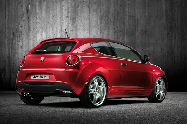 Червоний автомобіль alfa romeo взади 