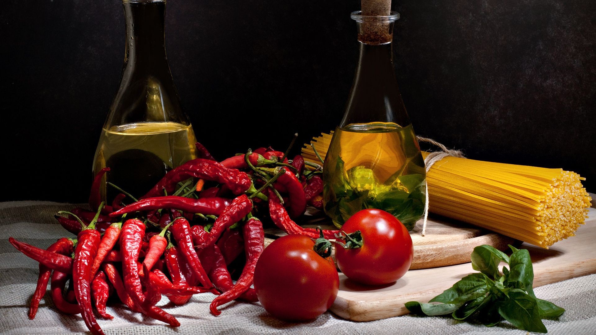 alimentos y bebidas comida vino naturaleza muerta cocina vegetal ajo aceite de oliva crecer vidrio madera ingredientes pimienta beber chile botella especias hoja