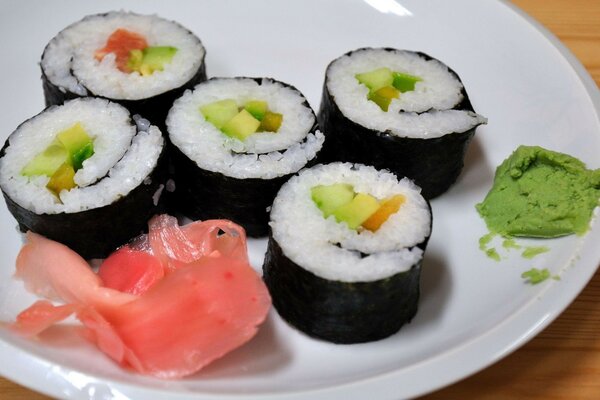 Commander des rouleaux et des sushis. Wassabi sur l assiette