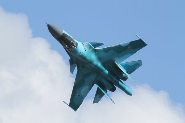 Истребитель су-34 в голубом небе