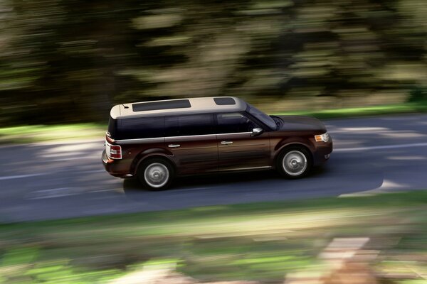 Voiture ford sur la route en été