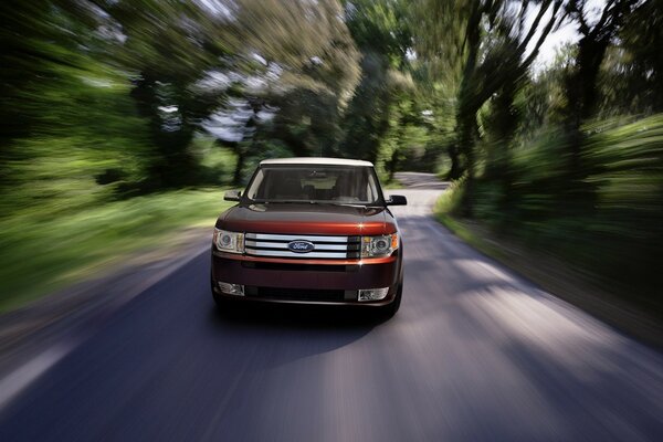 Voiture rouge sur la route. Fond flou