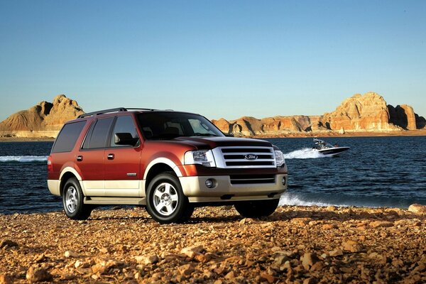 Ford rojo en la orilla del lago