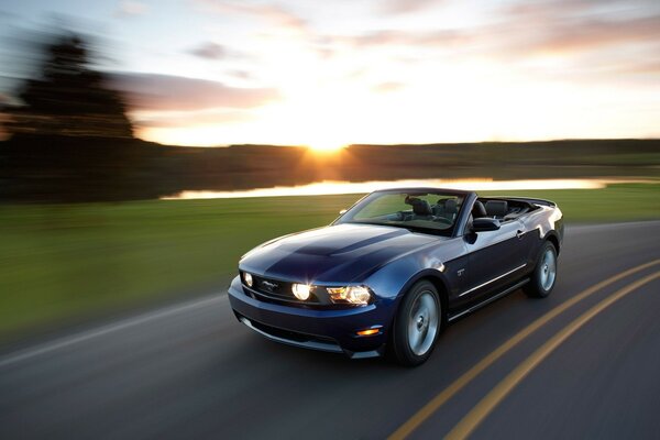 Ford Mustang sull asfalto al tramonto