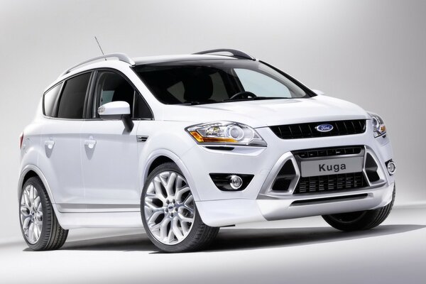 Ford blanc sur fond blanc