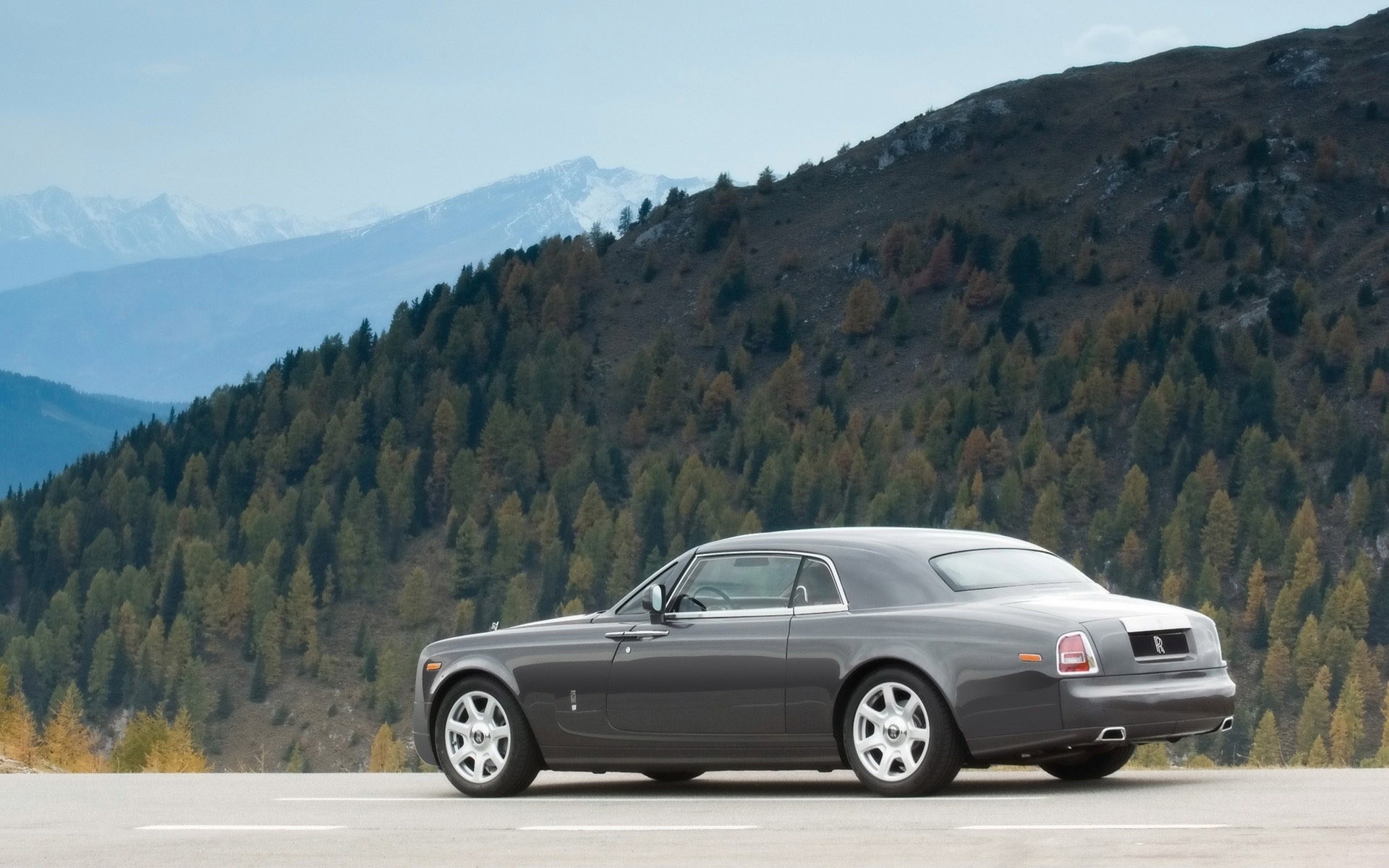 rolls royce auto auto straße reisen transportsystem landschaft berge schwarzwild asphalt mittag