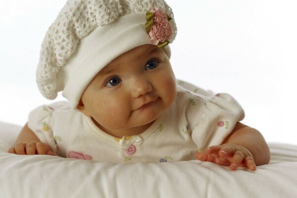 Mignon bébé dans un bonnet