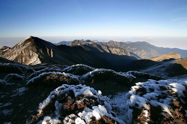 Neve in montagna. montagne innevate. viaggio attraverso le montagne innevate