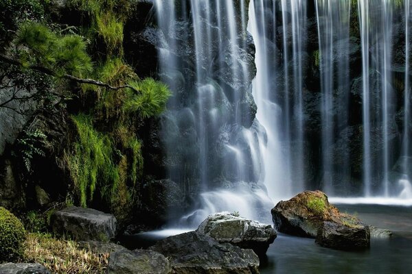 Schöner Wasserfall des Gebirgsflusses