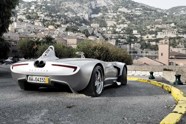 Voiture cool sur le fond de la ville