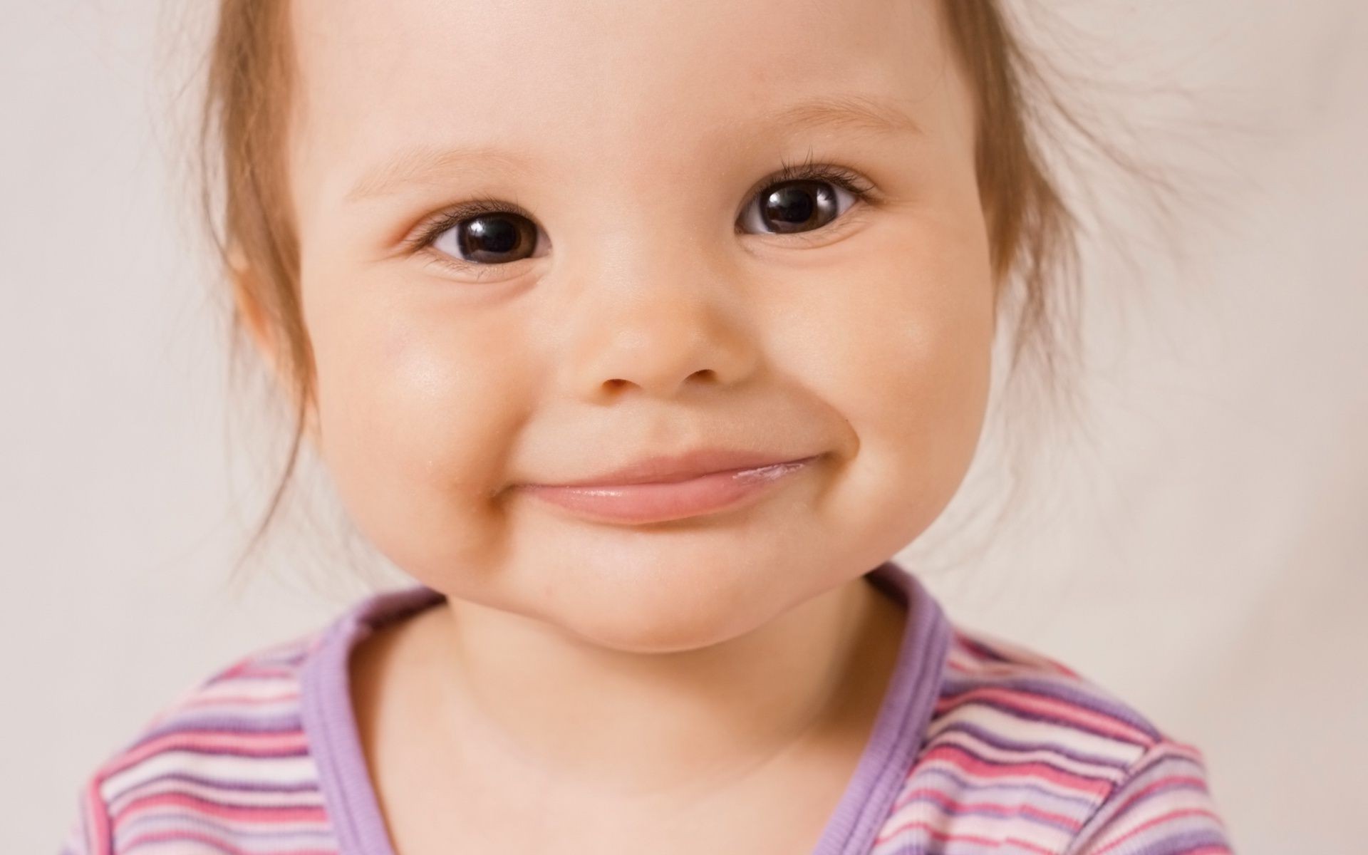 enfants qui rient enfant mignon innocence peu plaisir joie précieux un oeil portrait plaisir jolie aperçu