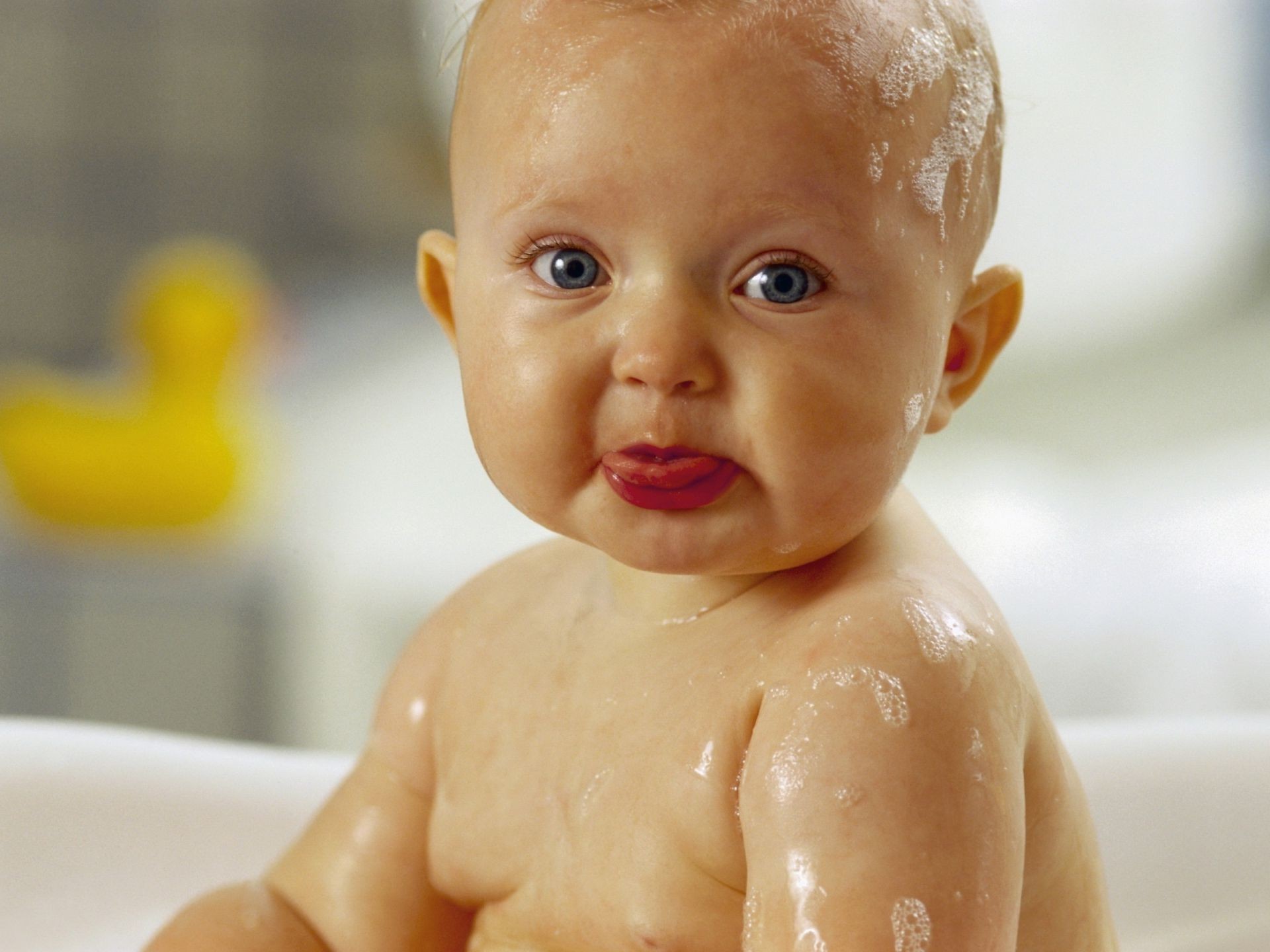 neonati bambino bambino ragazzo piccolo interno innocenza bagno vasca da bagno carino bambino vasca da bagno sapone nudo divertimento