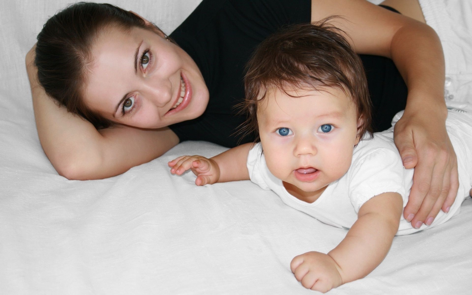 babes criança criança menino fofa cama pouco inocência menina família dentro de casa recém-nascido retrato reclinado expressão facial quarto