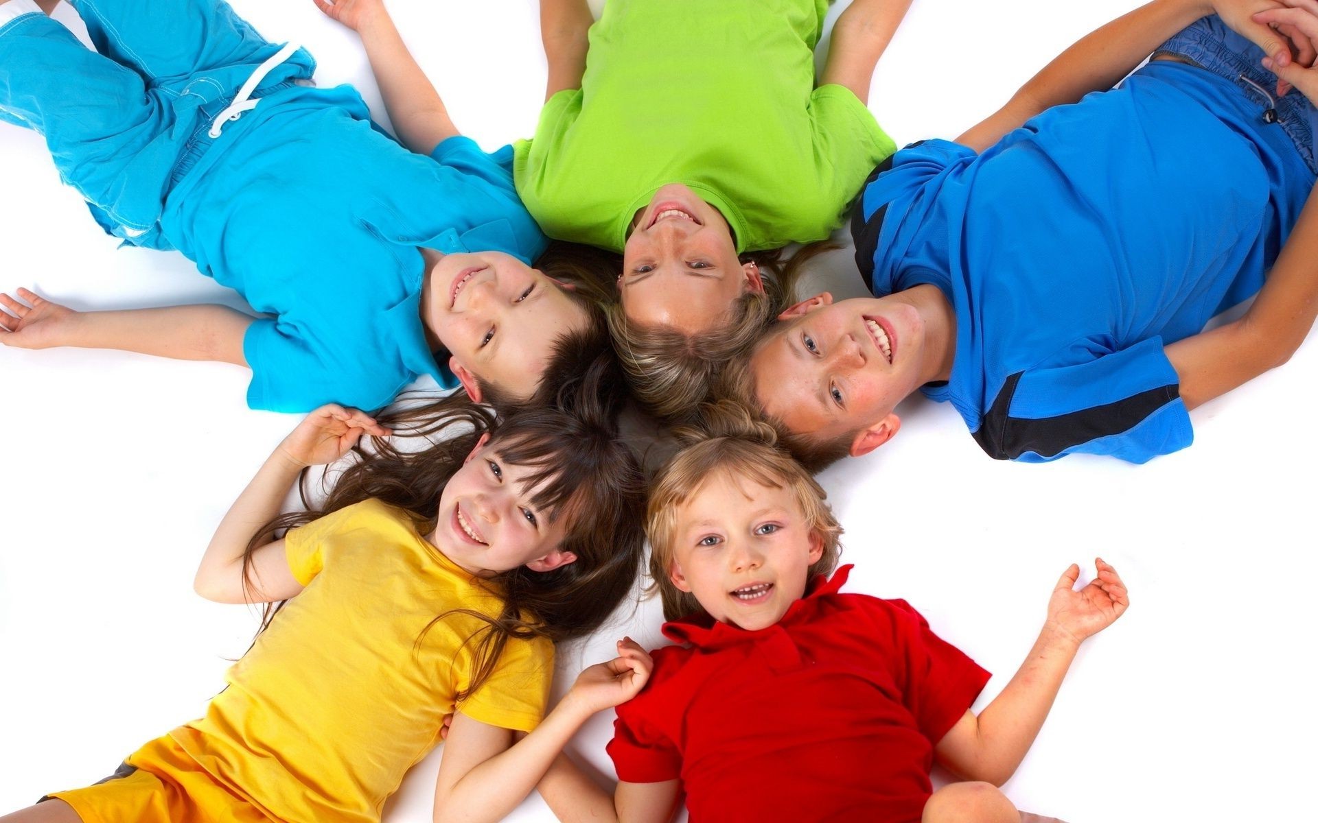 niños riendo niño diversión unión mujer poco lindo adolescentes familia alegría niño risas casual ocio amistad estudiante