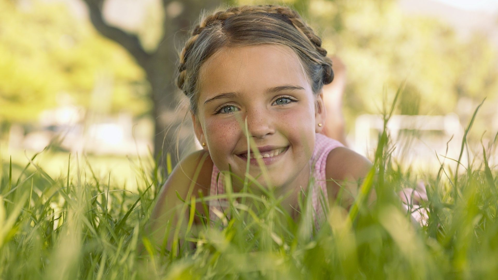 bambini in natura erba natura estate campo all aperto fieno bel tempo tempo libero sole parco relax