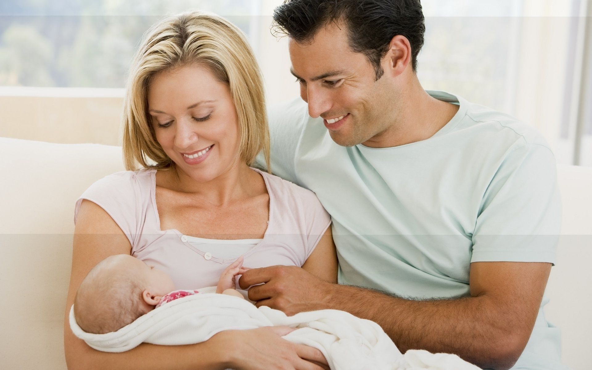 bebês família amor dentro de casa amor mulher homem união quarto abraço adulto dois relaxamento quarto cama