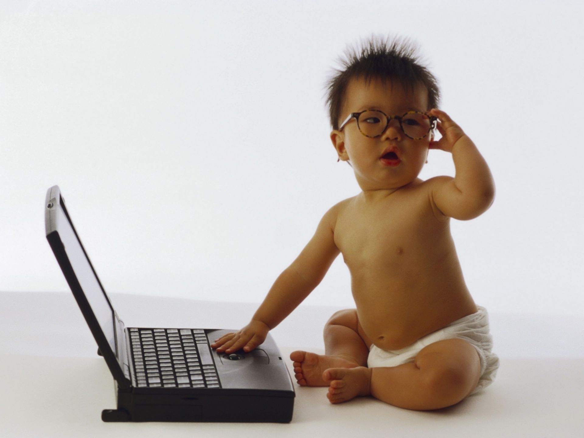 babys allein computer laptop gesichtsausdruck drinnen technologie frau erwachsener kind