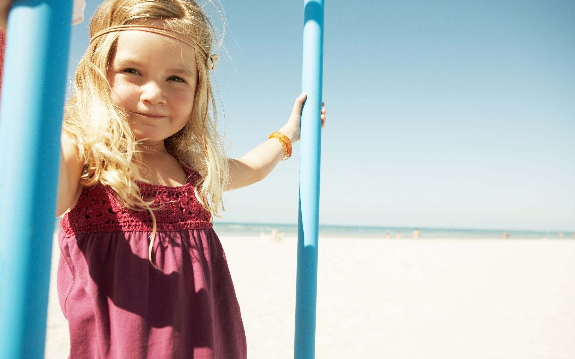 niños al aire libre verano al aire libre vacaciones agua mujer buen tiempo mar vacaciones cielo diversión bebé playa naturaleza océano viajes viento solo vacaciones