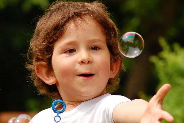 Burbujas de jabón y bebé, travesura, infancia