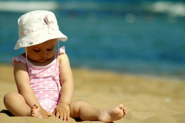 Baby in Panama spielt am Strand