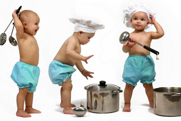 Les jeunes cuisiniers jouent dans les casquettes