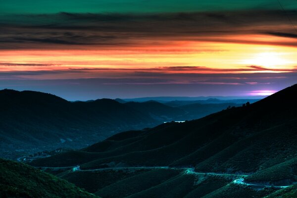 Montañas oscuras bajo la puesta de sol escarlata