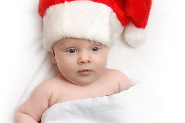 Mignon bébé dans le chapeau du père Noël