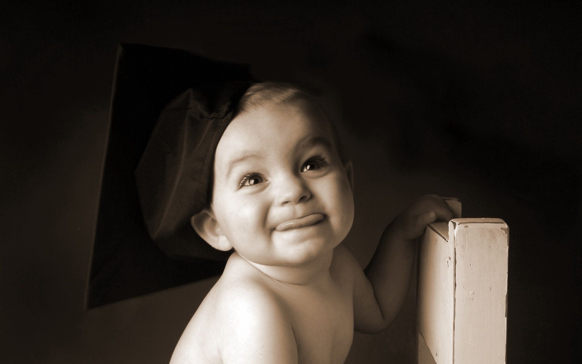 babys porträt eins mädchen kind monochrom gesichtsausdruck erwachsener frau drinnen tragen