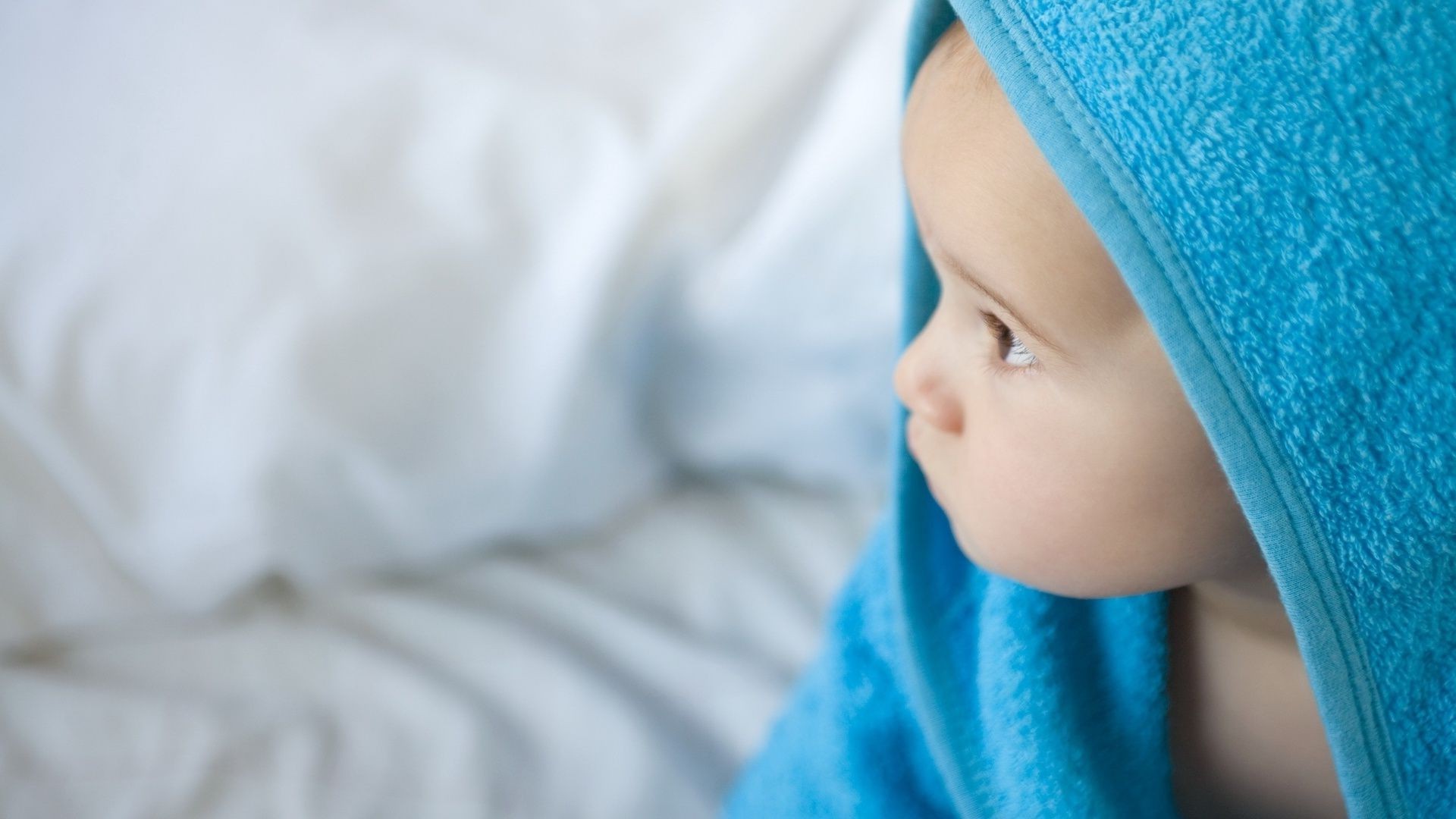 bébés femme à l intérieur relaxation enfant lit mode