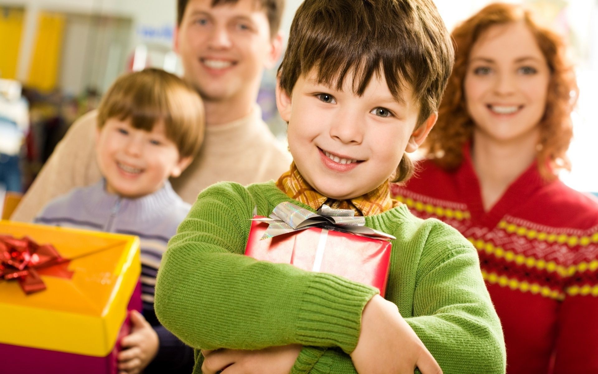 bambini ridenti bambino stare insieme amicizia espressione facciale felicità gruppo educazione ragazzo divertimento famiglia prole donna gioventù al chiuso divertimento scuola camera