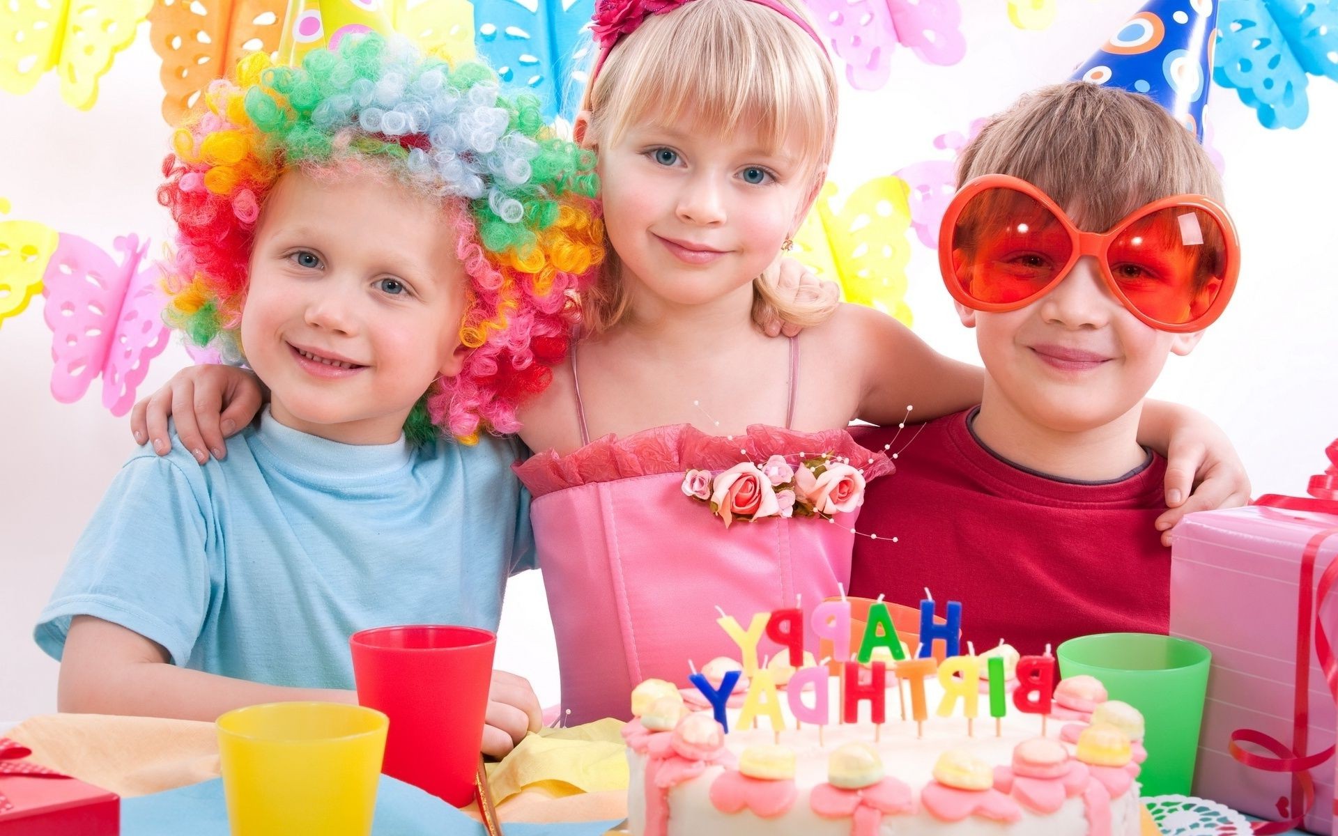 crianças rindo criança diversão pouco fofa pré-escolar jardim de infância aniversário família diversão alegria brinquedo lazer jogar dentro de casa engraçado amor união sentar-se