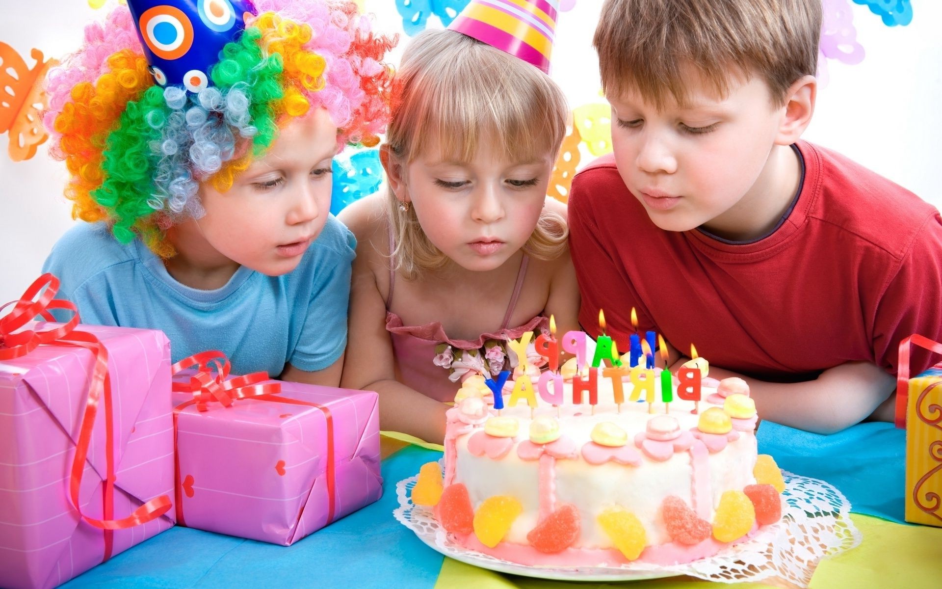 crianças criança aniversário diversão fofa pouco bolo de aniversário feriado bolo doces pastelaria pré-escolar alegria felicidade brinquedo menina família natal festa jardim de infância presente