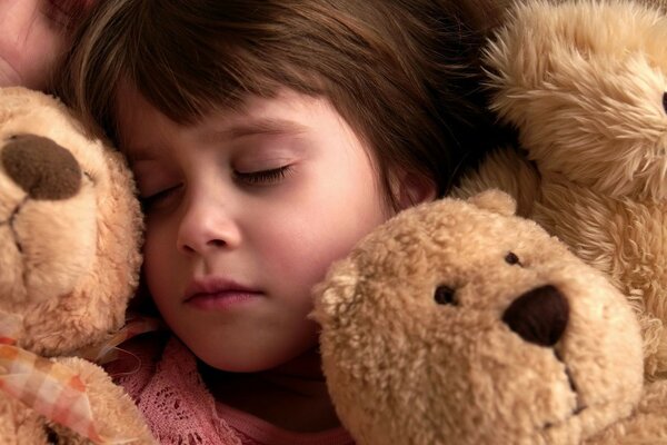 Bébé dort parmi les ours