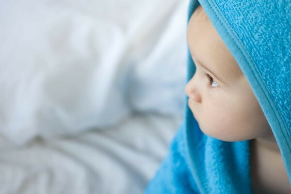 La cara del niño en azul