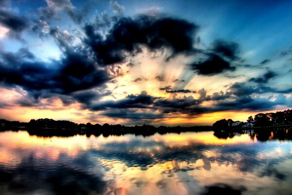 Puesta de sol mágica en el reflejo del lago