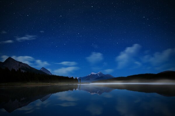 Paisagem noturna do lago de montanha