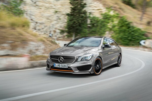 Mercedes-benz в спорт пакете на дороге