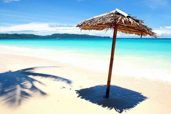 Plage solitaire avec lac bleu