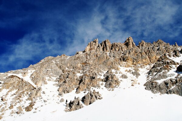 Schneebedeckte Berge am Nachmittag. kalte Winterlandschaft