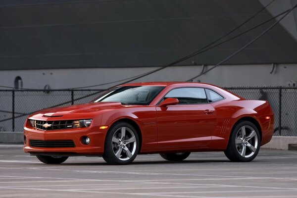 Chevrolet rojo corre por la carretera