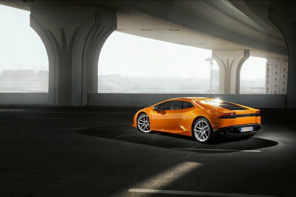 Оранжевый lamborgini стоит на парковке