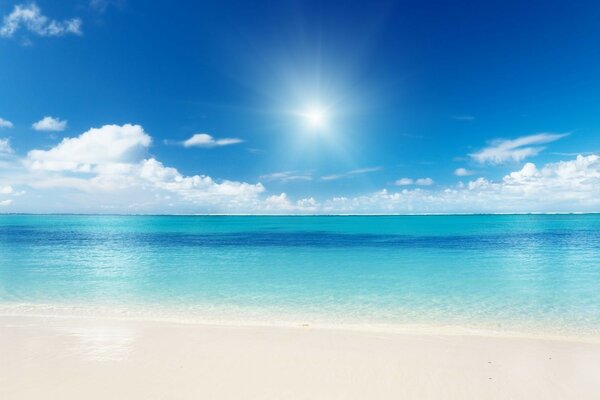 Océan bleu éclairé par le soleil