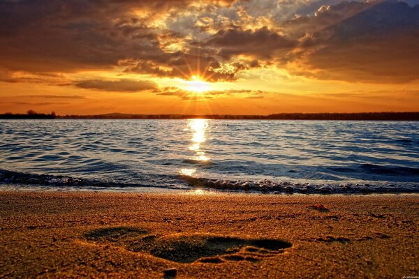 Schöner Sonnenuntergang am Meer