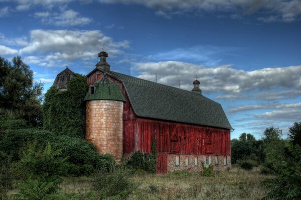 Altes Haus im Wald und blauer Himmel