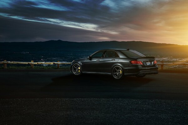 Автомобиль mercedes-benz на фоне городского пейзажа