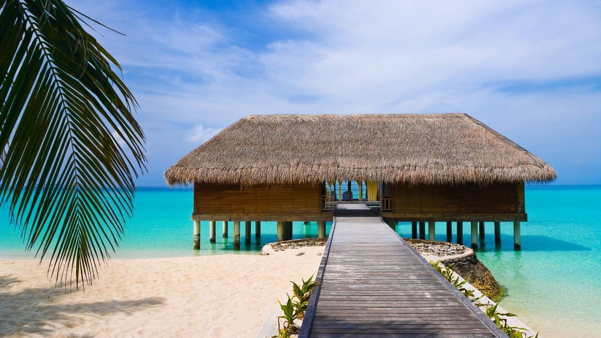 meer und ozean tropisch strand sand exotisch ozean insel resort reisen meer paradies idylle hütte urlaub thatch palmen bungalow sommer meer wasser türkis